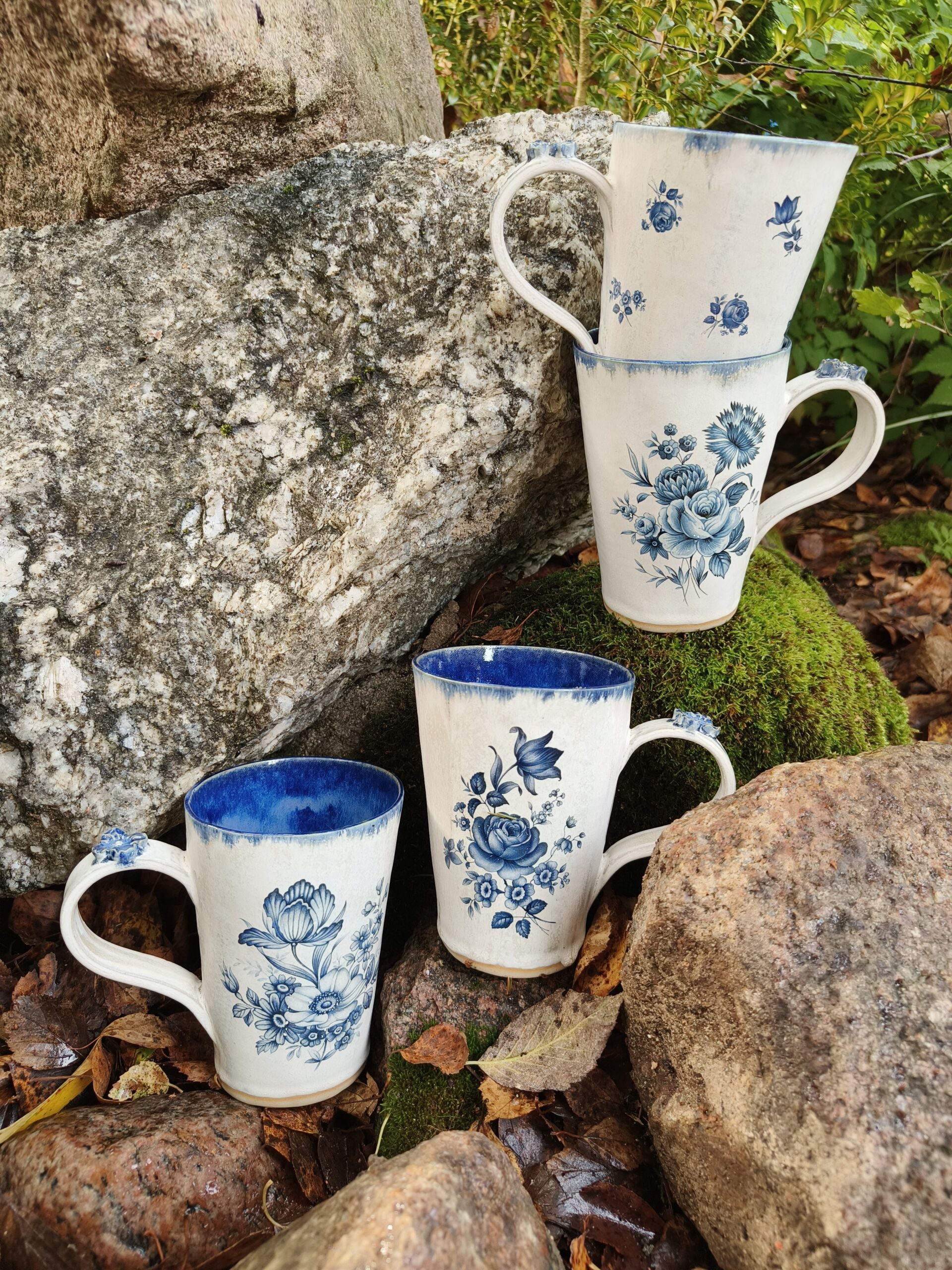 Sinine lilledega tass