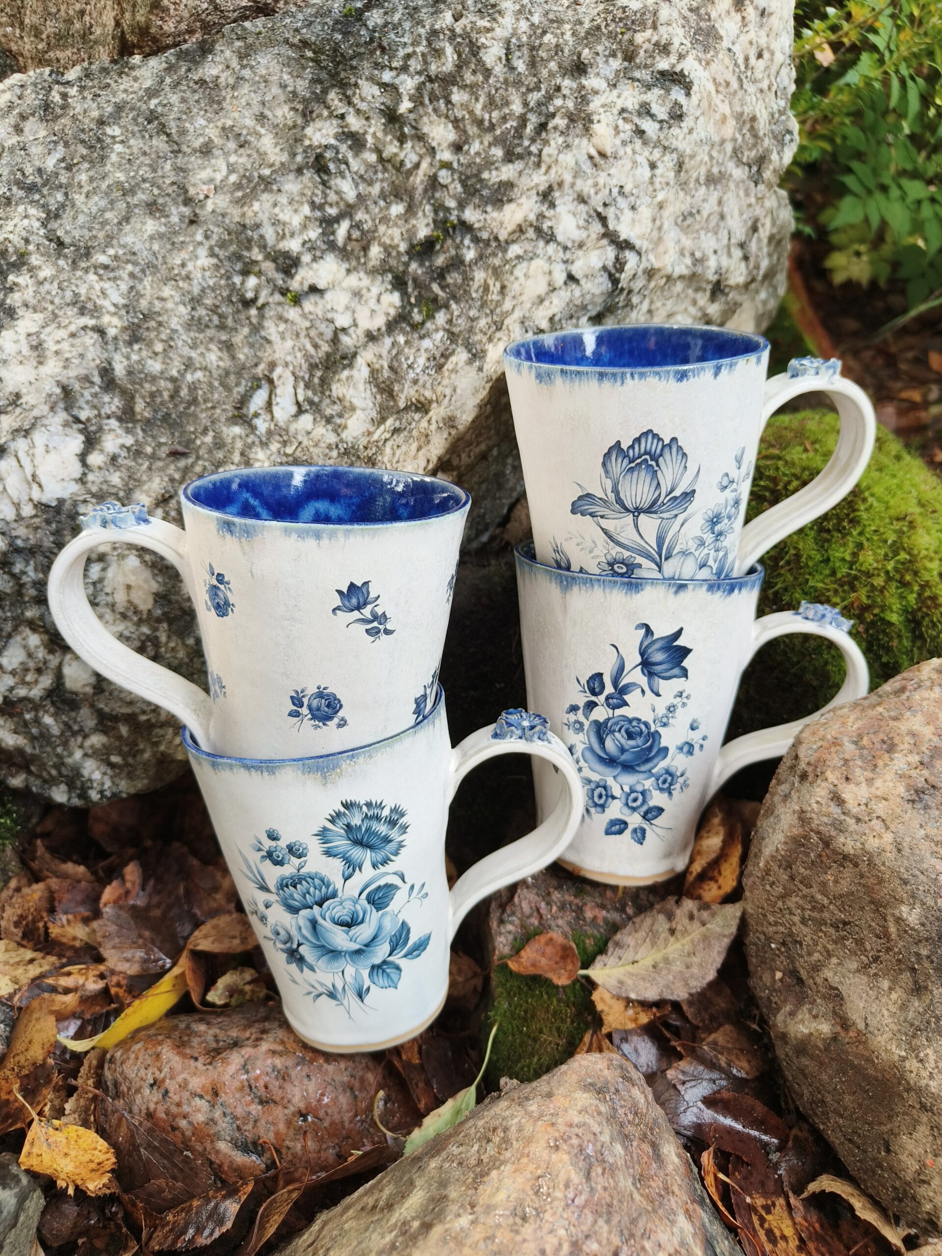 Sinine lilledega tass