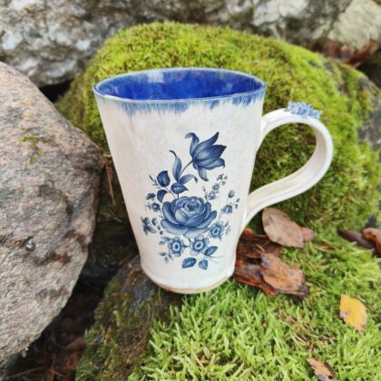 Sinine lilledega tass