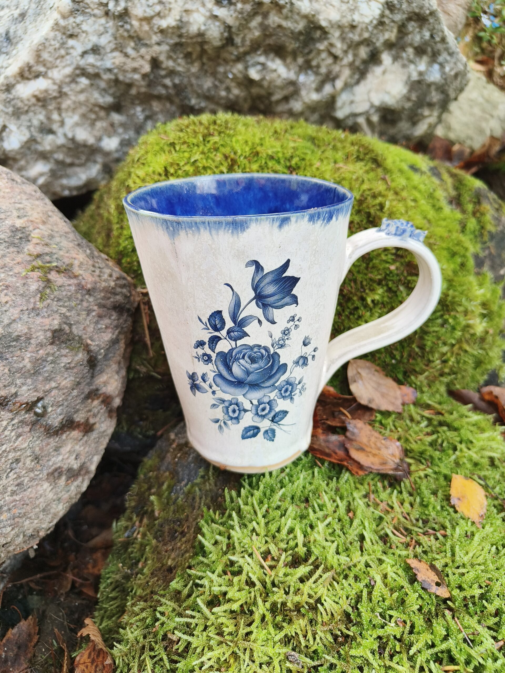 Sinine lilledega tass