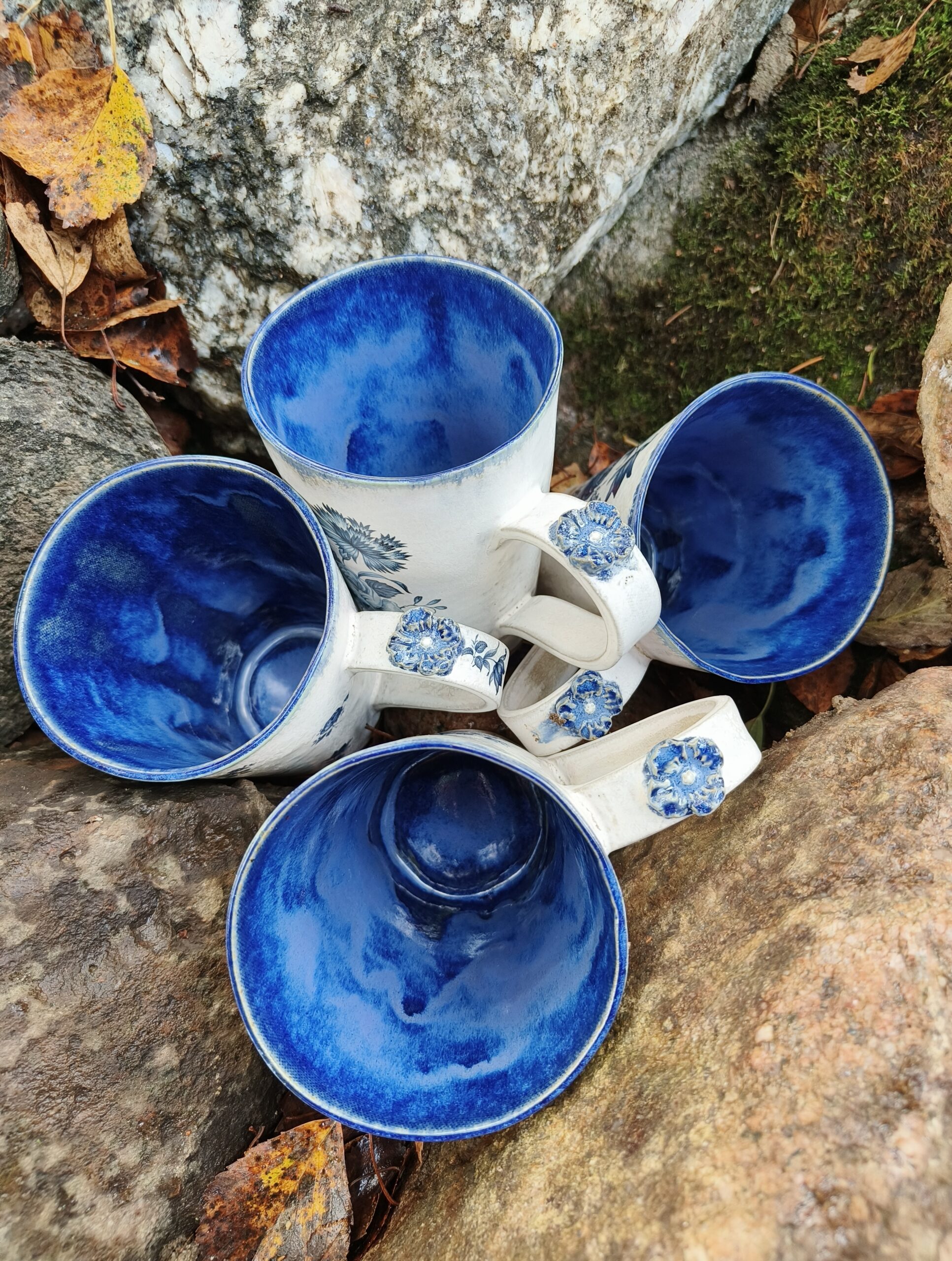 Sinine lilledega tass