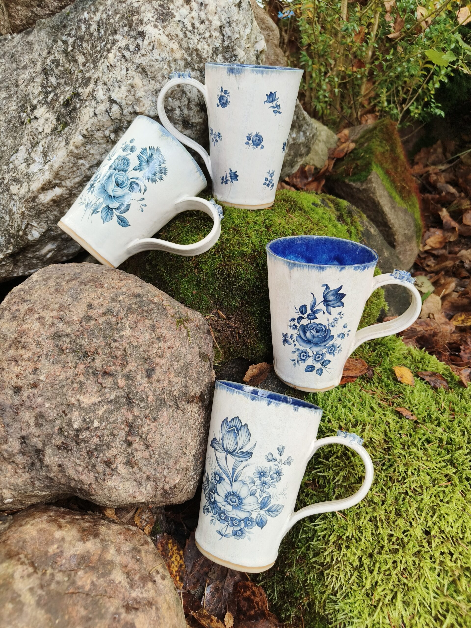 Sinine lilledega tass