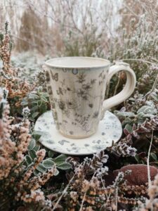 Võluaia tass ja alustaldrik