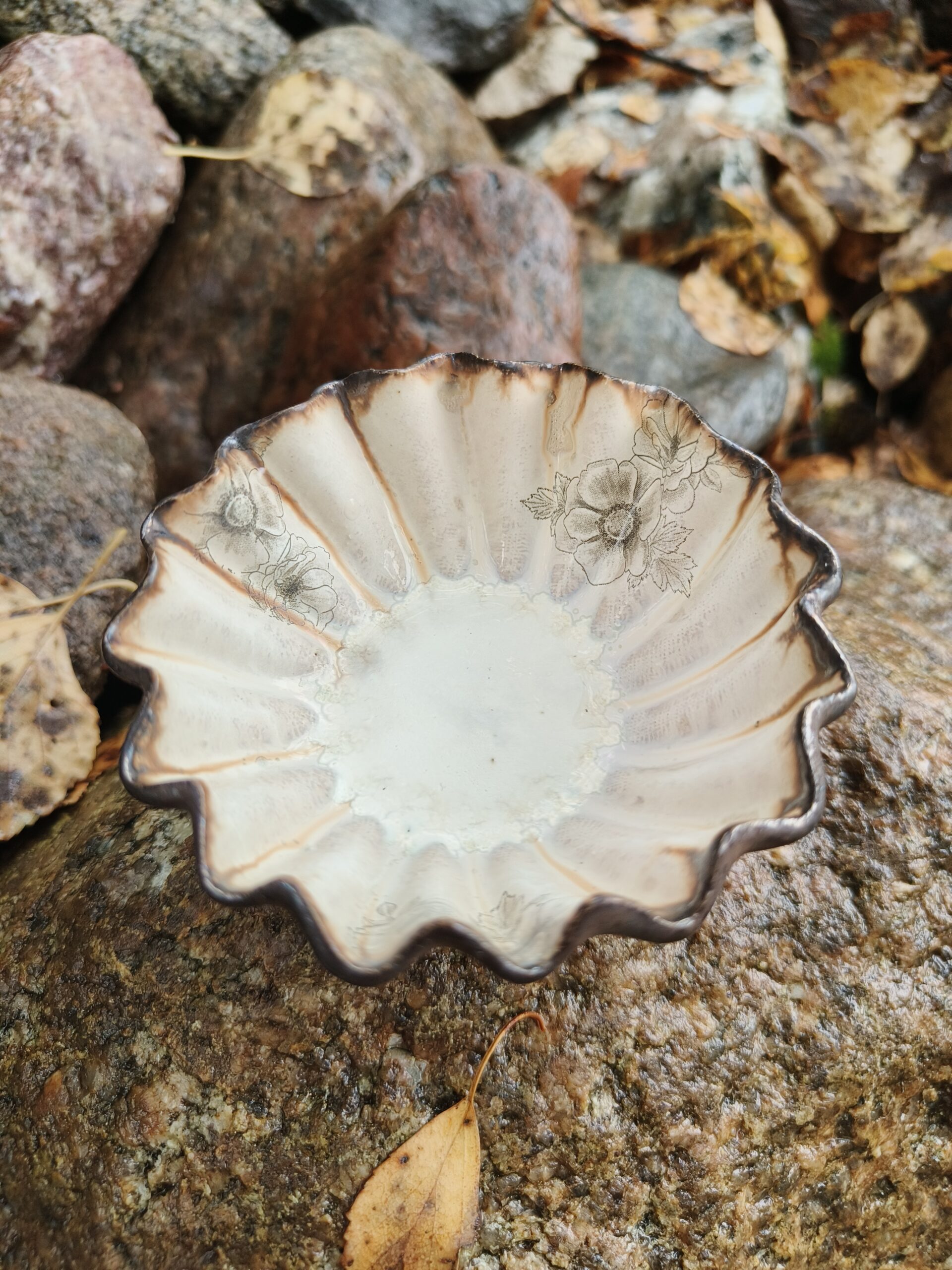 Kausikese läbimõõt 9,5 cm ja kõrgus 3,5 cm. Peal matt, sees läikiv glasuur. Sobib küünlaaluseks, nipsasjakeste hoidmiseks, snäki- või kastmekausiks. 🕯️ Piltidel