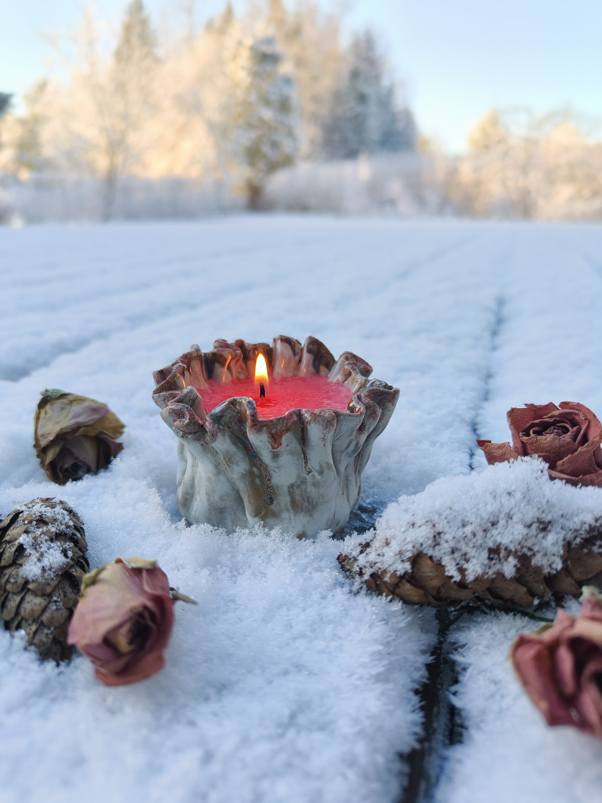 Käsitööna valminud omanäolistes keraamilistes anumates sojavahast lõhnaküünlad. Naturaalne sojavaha on taastuv tooraine, biolagunev, vegani sõbralik ja ei ole l