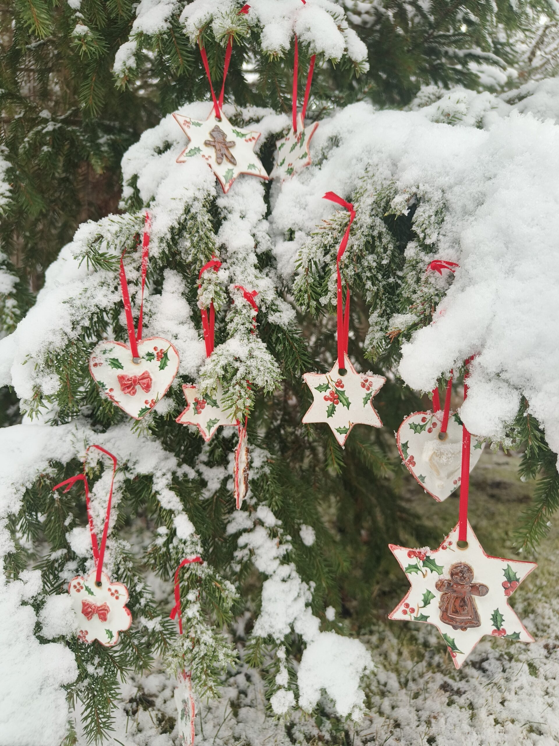 🎄🎅 Erinevas suuruses keraamilised jõuluehted. Kõik ehted on mõlemalt poolt glasuuritud ja kaunistatud. Riputamiseks punane atlaspael. Ehete keraamilise osa läbi