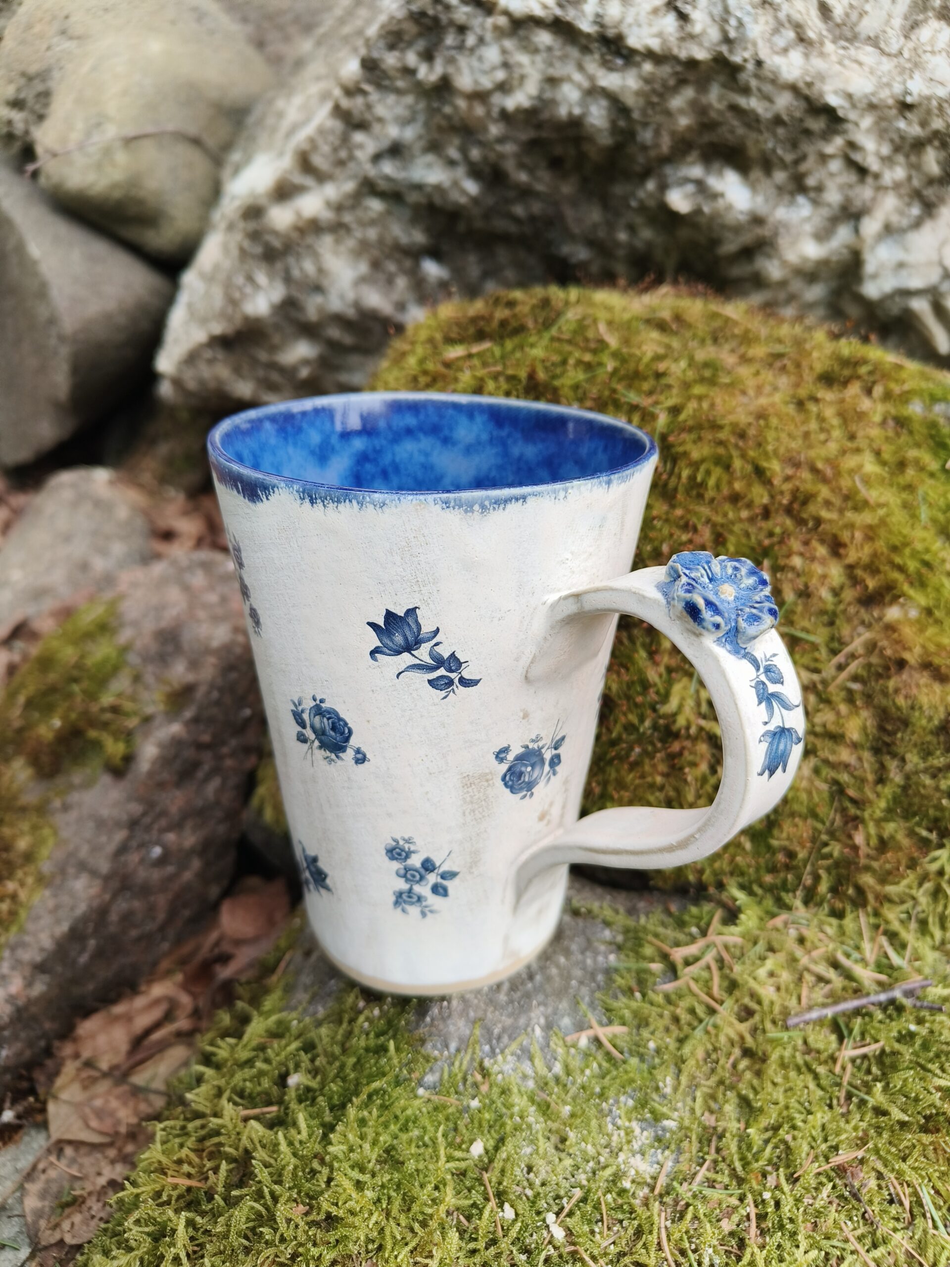 Sinine lillekestega tass