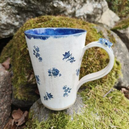 Sinine lillekestega tass