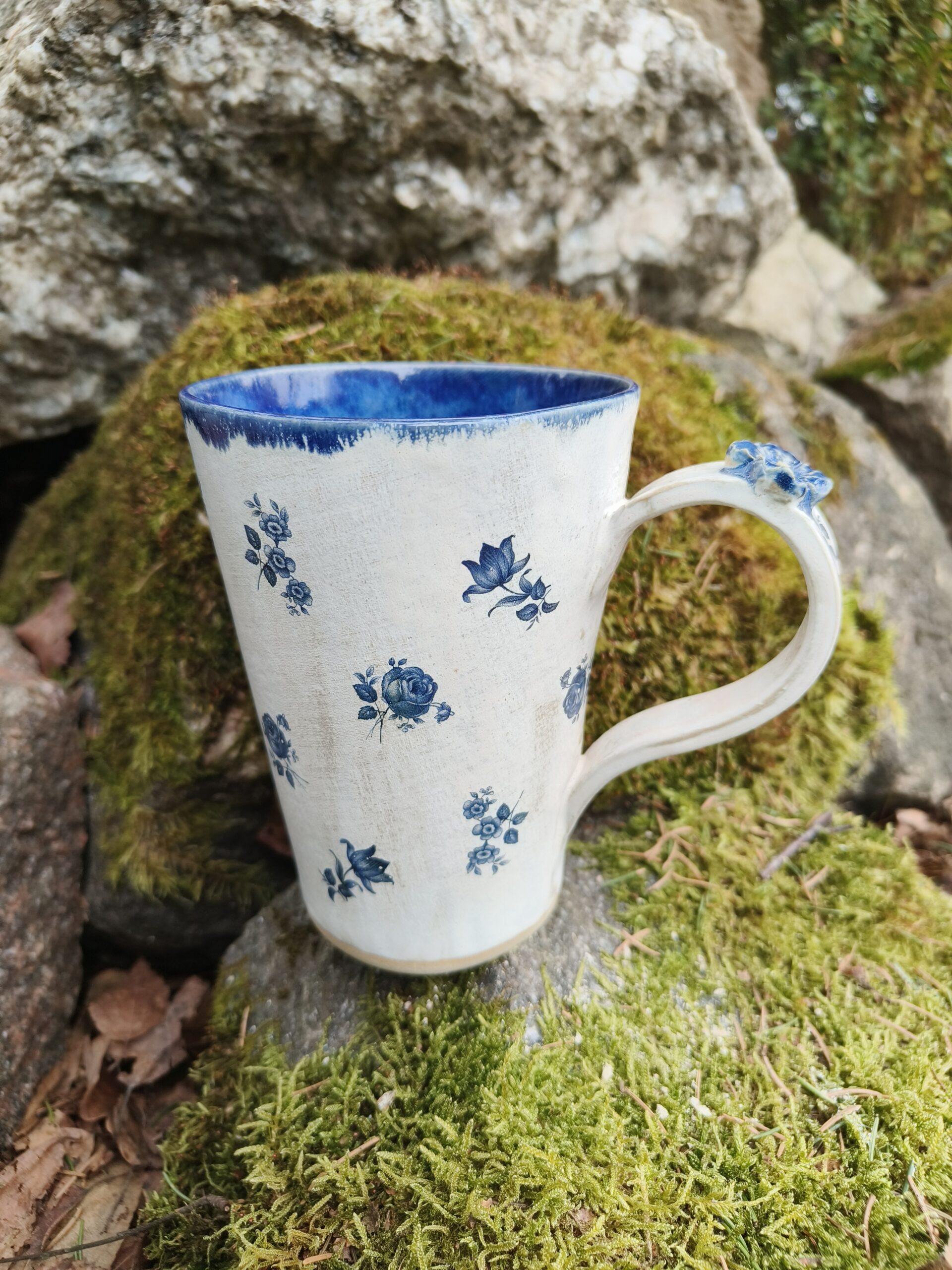 Sinine lillekestega tass