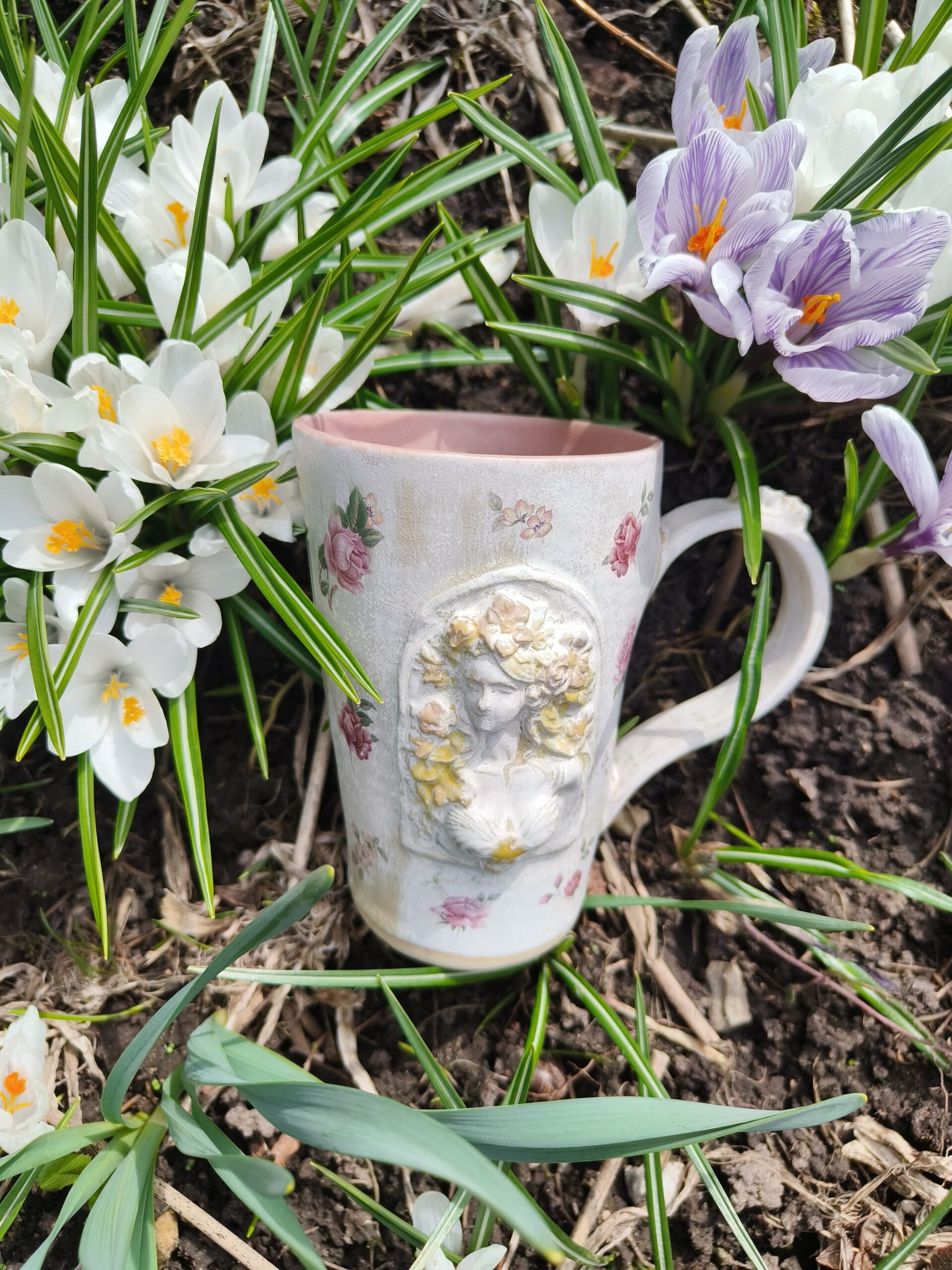 🧚‍♀️🧚🧚‍♂️🧚‍♀️
Tass mahutab 500 ml.
Läbimõõt ülevalt 9,5 cm ja alt 6,5 cm. Kõrgus 13 cm.
Reljeefne kujutis tassi mõlemal küljel.
Võib pesta nõudepesumasinas.
🧐 T