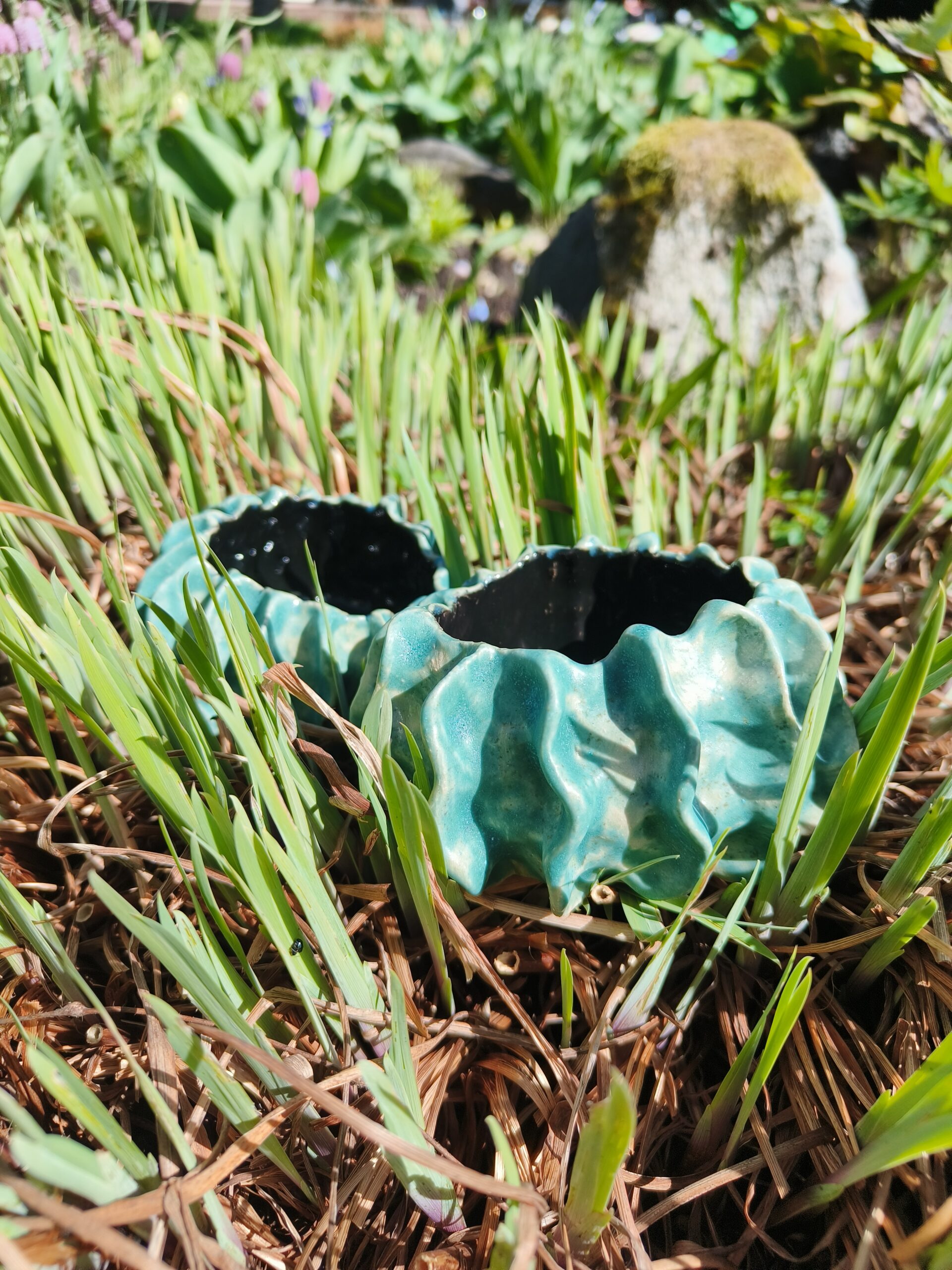 Omapärase ribilise kujuga topsid.
Peal matt, sees läikiv glasuur.
Võib pesta nõudepesumasinas.
🌵Kitsama topsi läbimõõt seest 6,5 cm ja väljast 10,5 cm. Kõrgus 6
