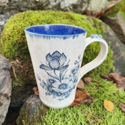 Sinine lilledega tass