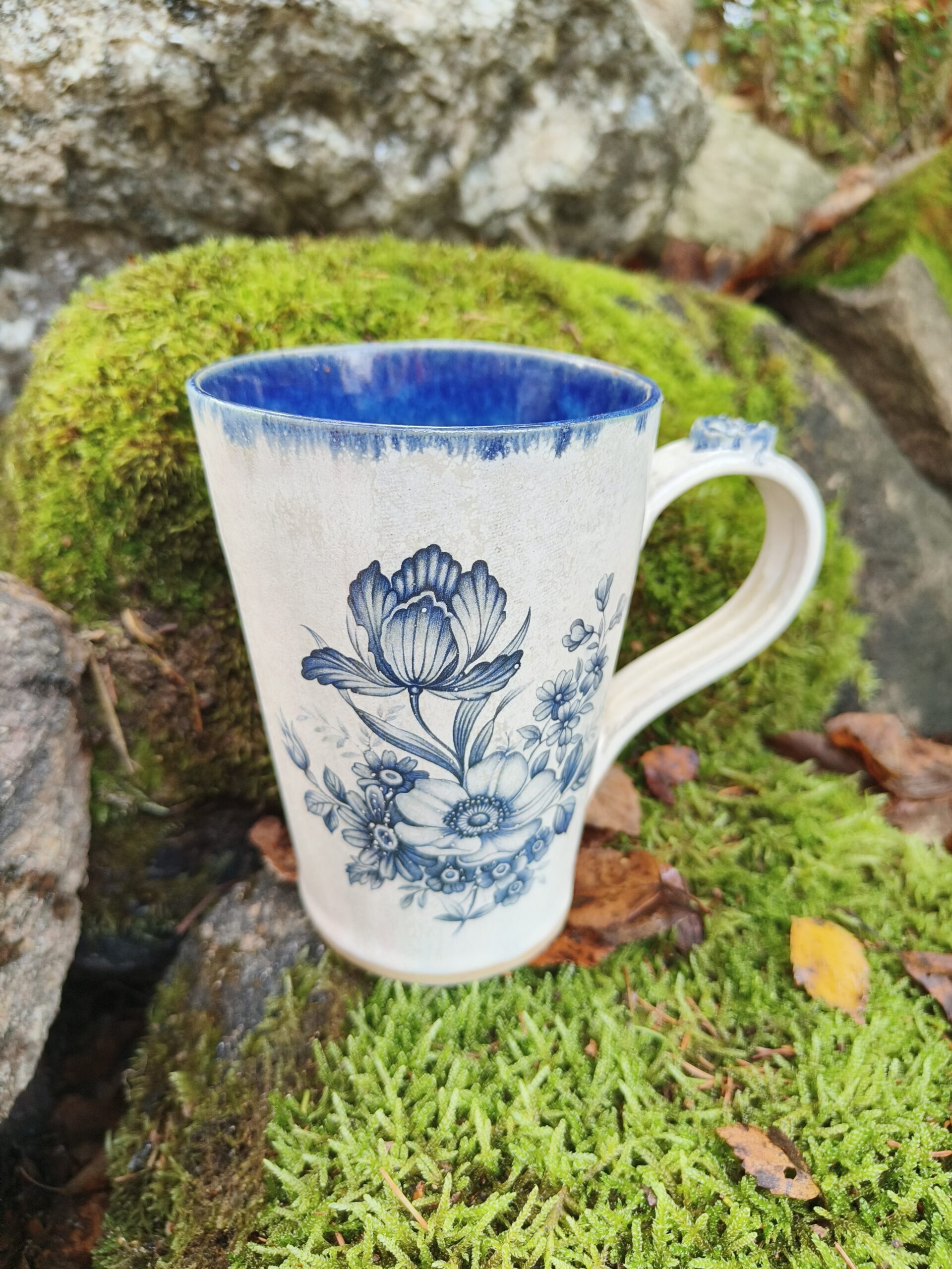 Sinine lilledega tass