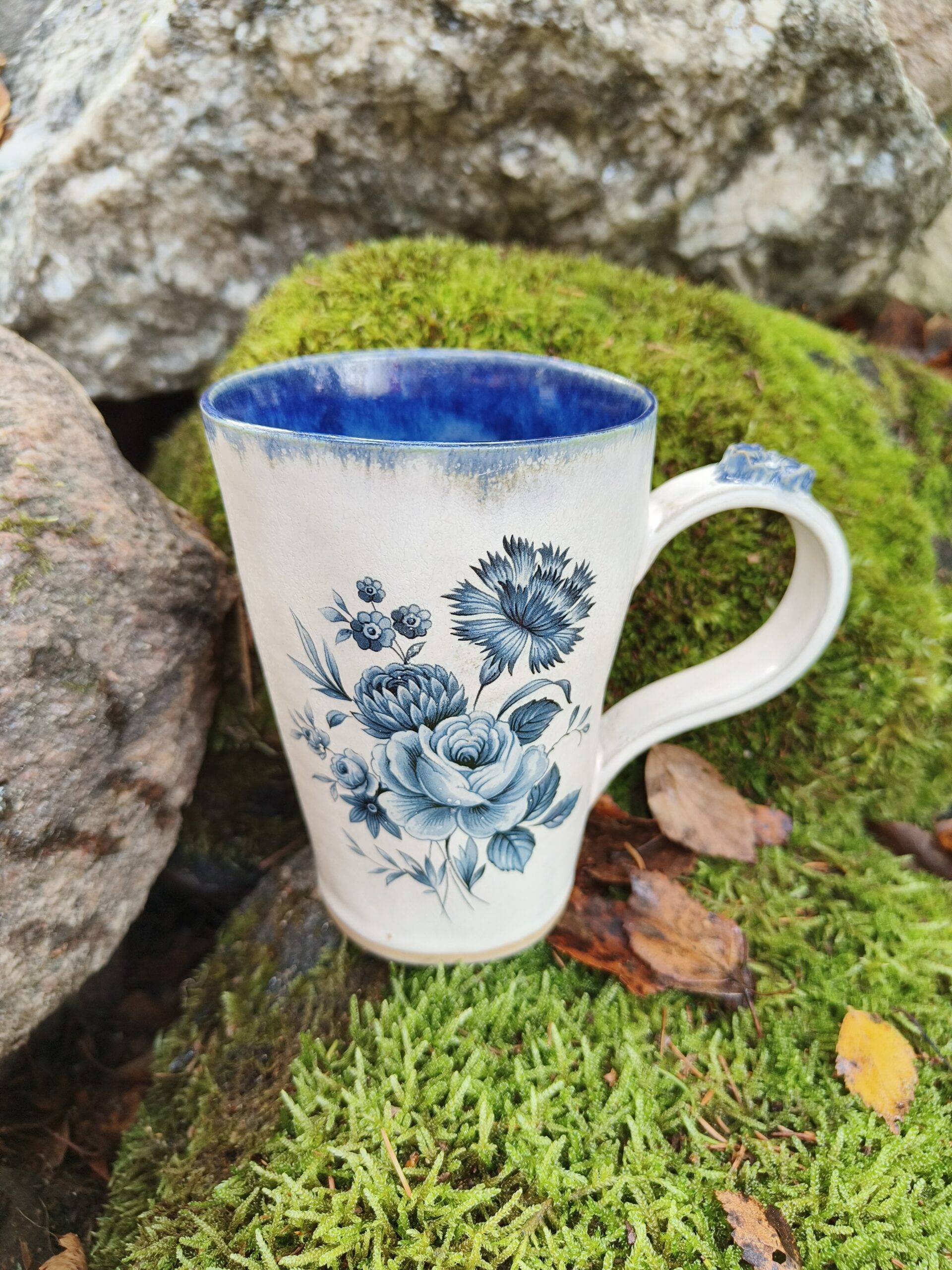 Sinine lilledega tass