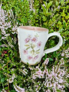 Roosade lilledega tassid