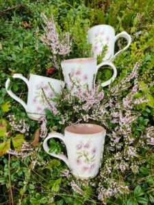 Roosade lilledega tassid