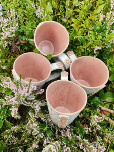 Roosade lilledega tassid