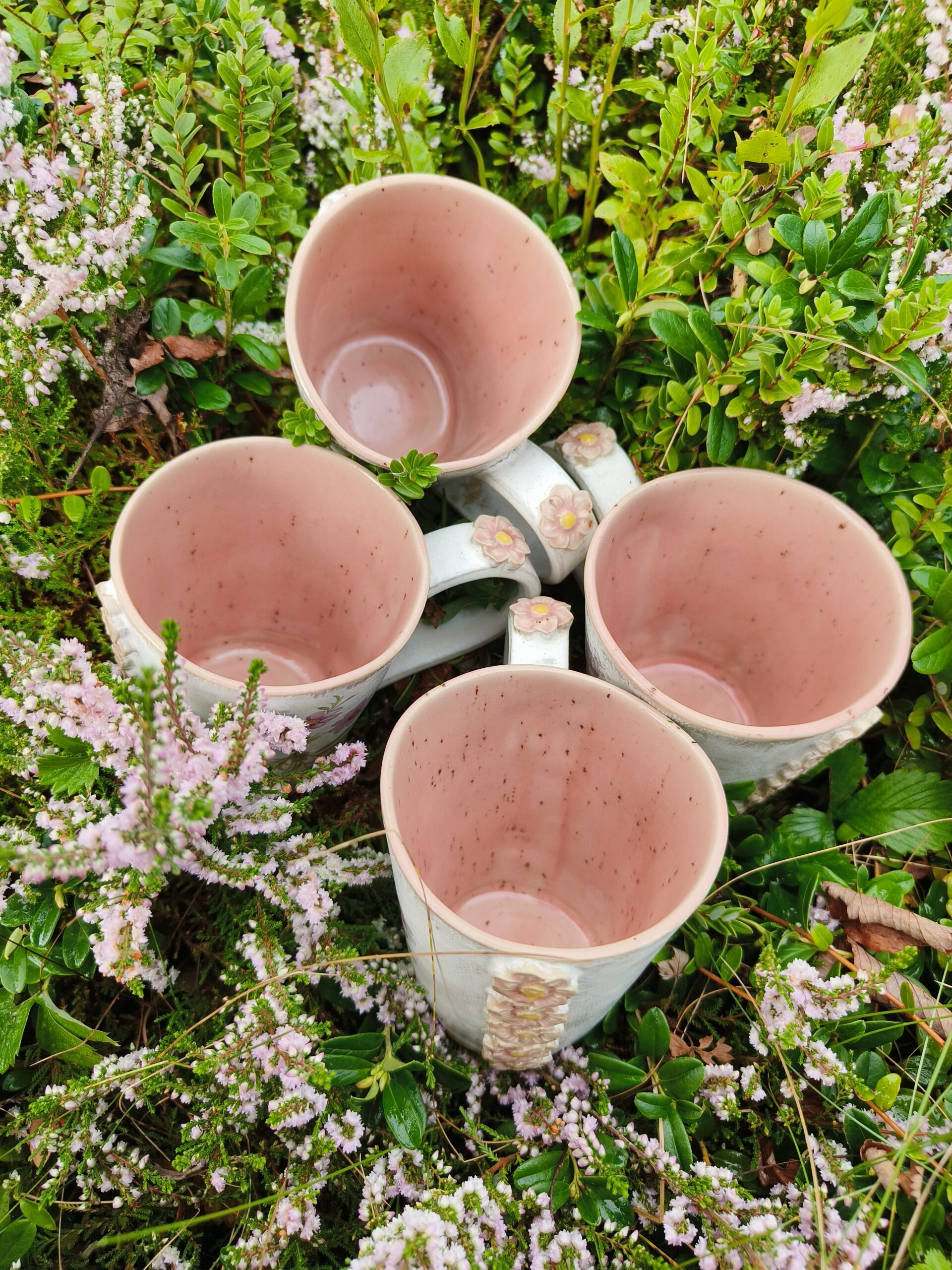 Roosade lilledega tassid