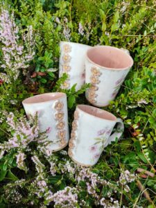 Roosade lilledega tassid