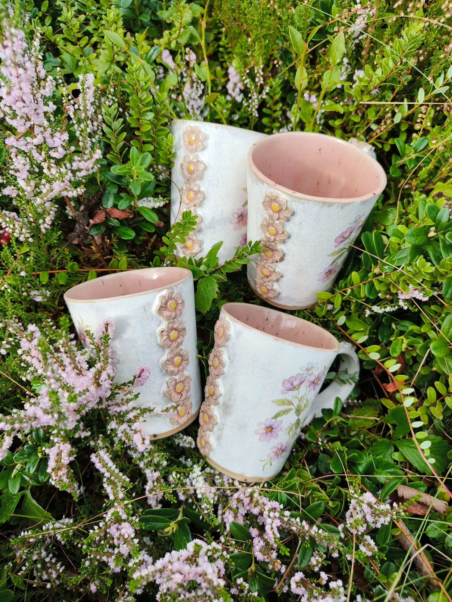 Roosade lilledega tassid