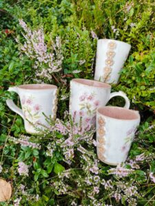 Roosade lilledega tassid