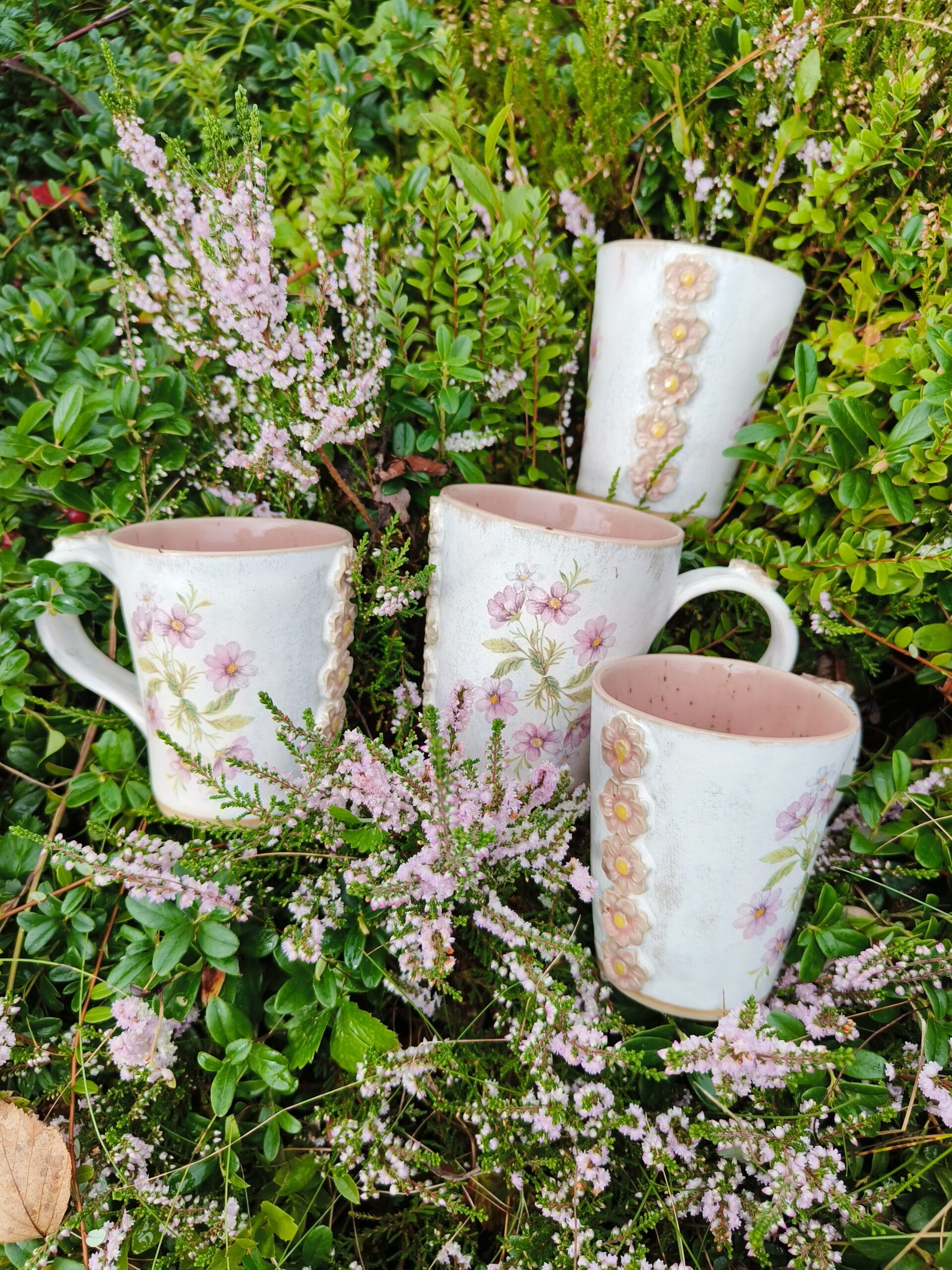 Roosade lilledega tassid