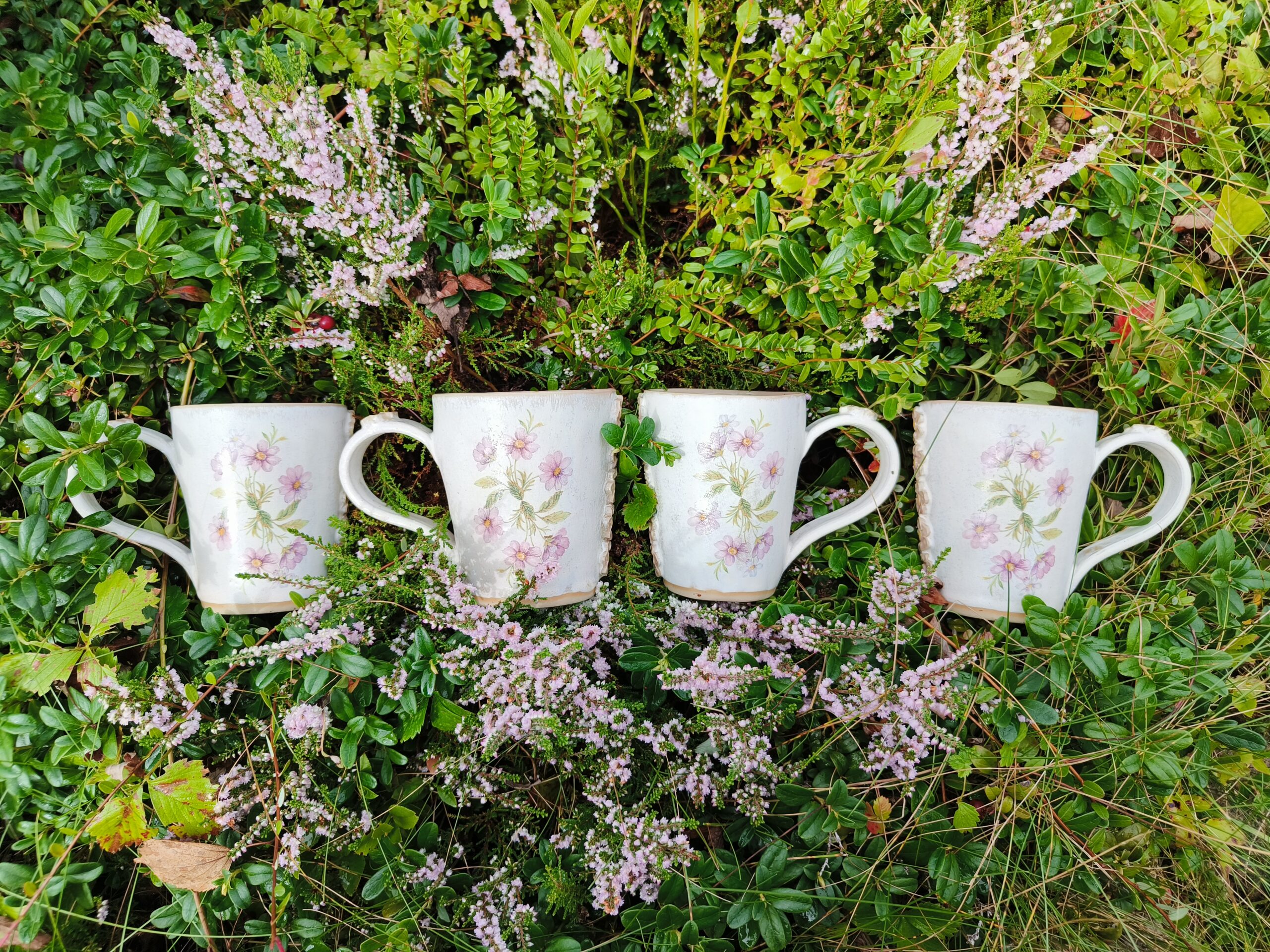 Roosade lilledega tassid