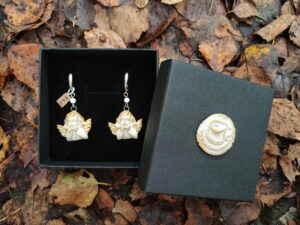 Inglitega kõrvarõngad