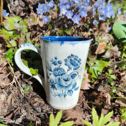 Sinine lilledega tass