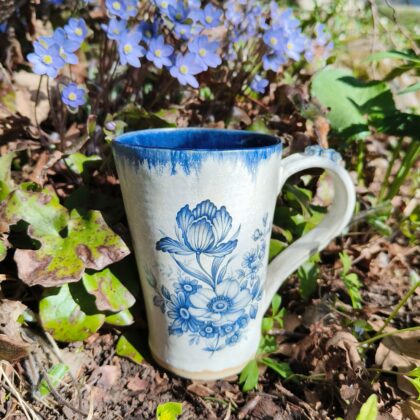 Sinine lilledega tass