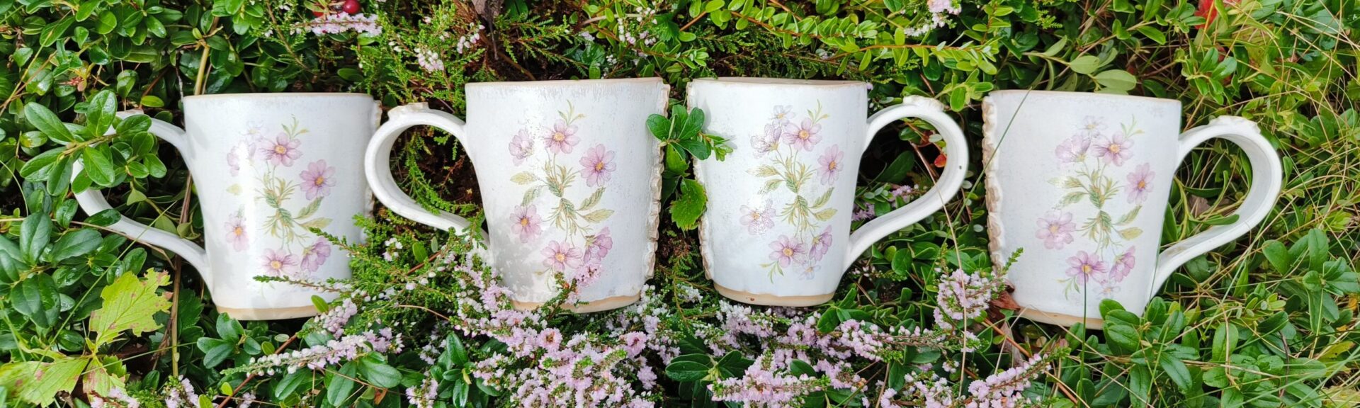 Roosade lilledega tassid