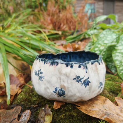 Sinine lillekestega kauss