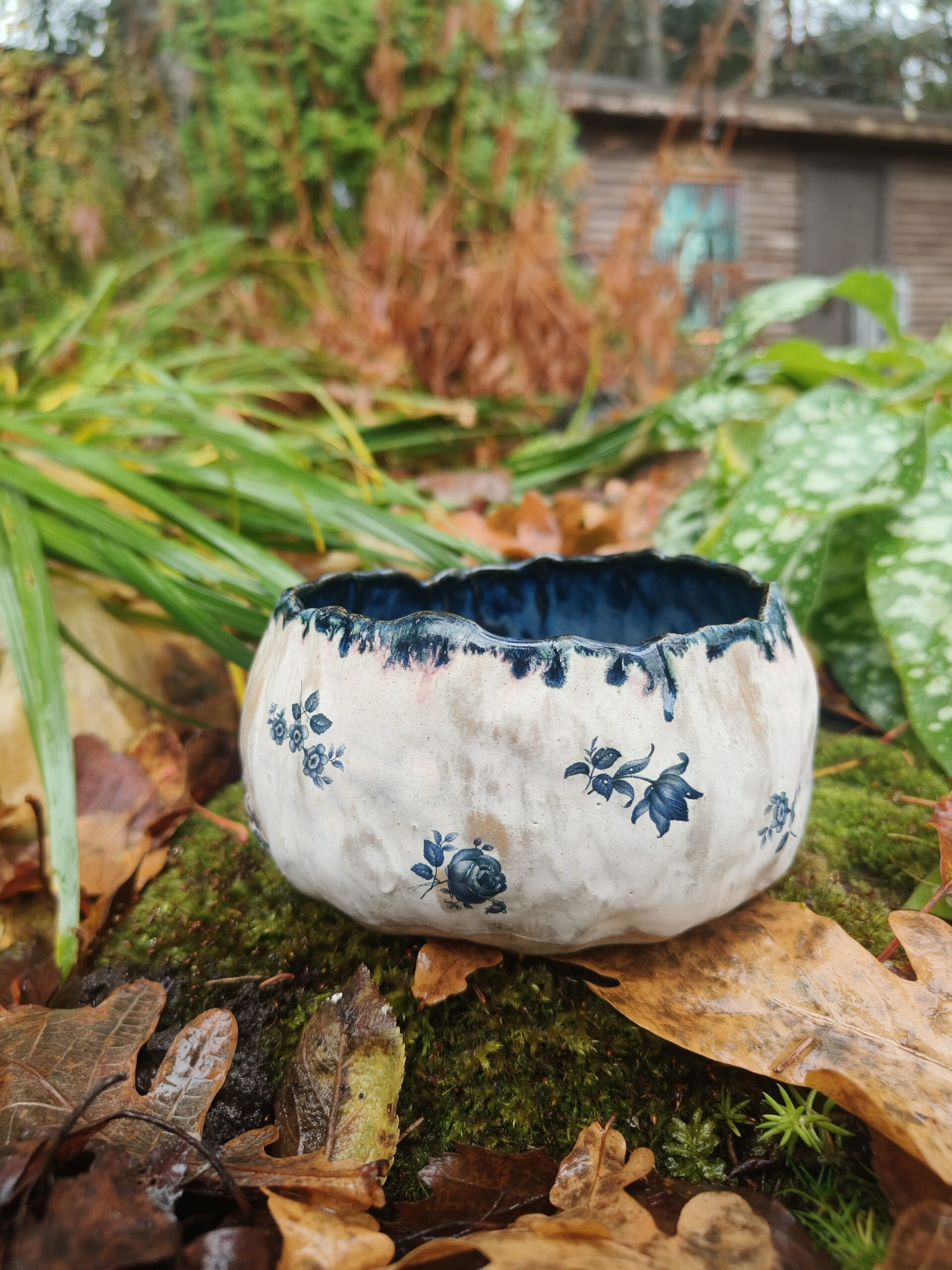 Sinine lillekestega kauss