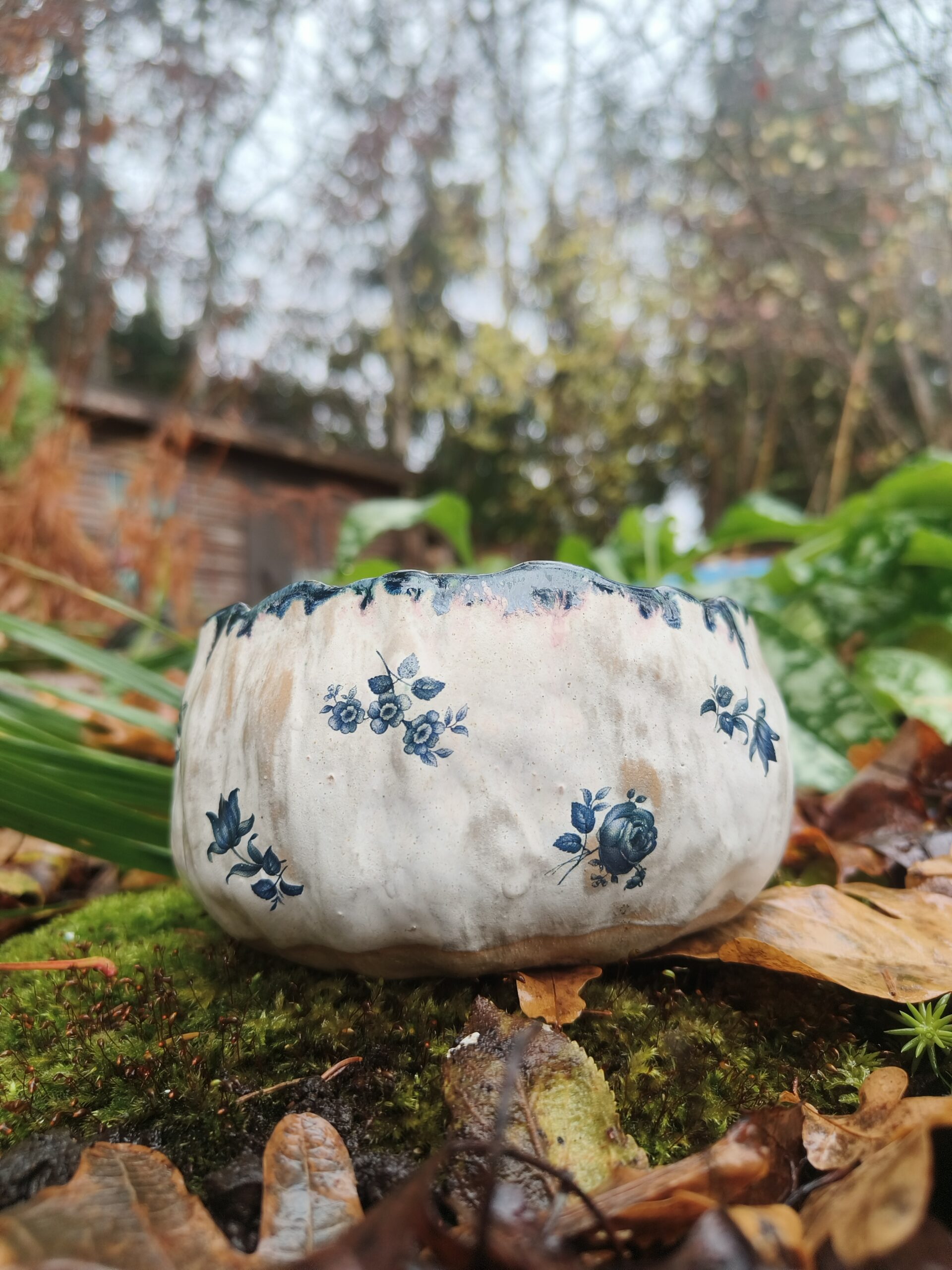 Sinine lillekestega kauss