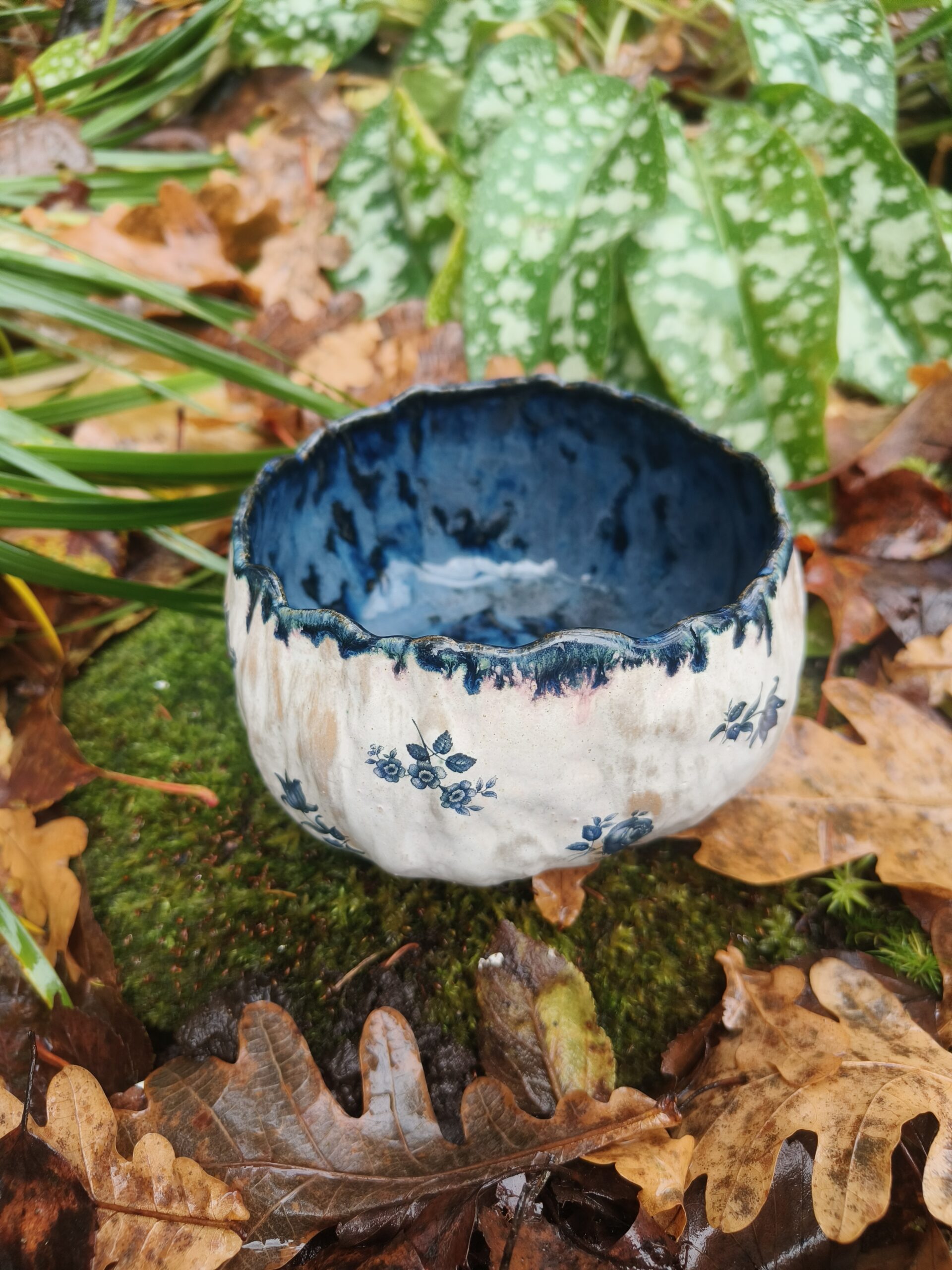 Sinine lillekestega kauss