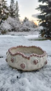 Pärliäärega kausid