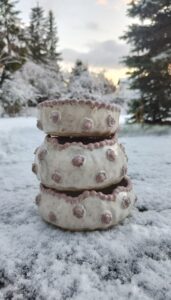 Pärliäärega kausid