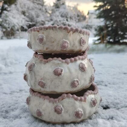 Pärliäärega kausid