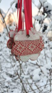 Pitsimustriga jõulukuuse ehted