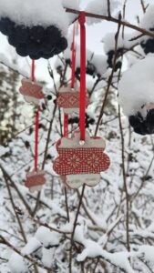 Pitsimustriga jõulukuuse ehted