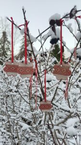 Pitsimustriga jõulukuuse ehted