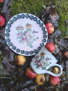 Sinised lillevaagnad ja tassid