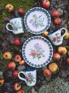 Sinised lillevaagnad ja tassid