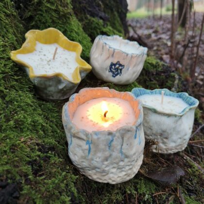 Keraamilises topsis küünlad