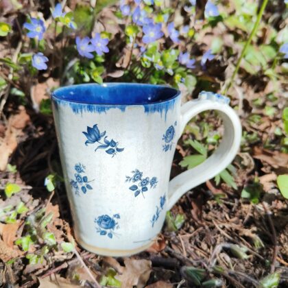Väike sinine lillekestega tass